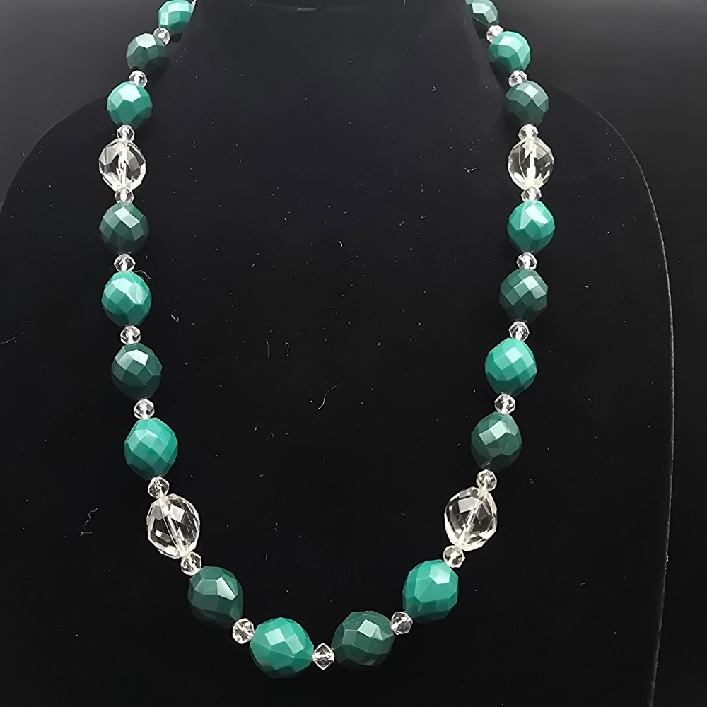 Avon 1987 Royal Facets Necklace Green Clear Lucite Beaded Vintage